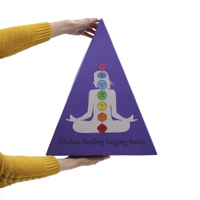 Embalagem triangular roxa de chakras com texto Chakra Healing Singing Bowls