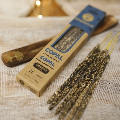 Caixa de incenso copal artesanal com seis bastões dispostos em tecido claro