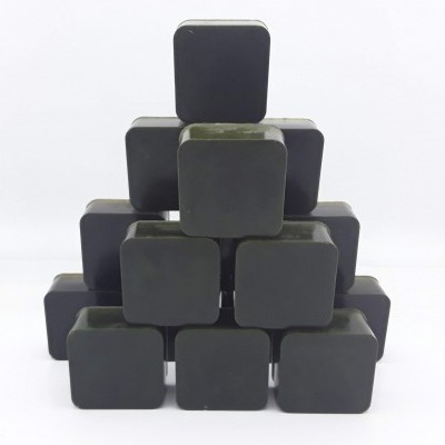 Dez cubos negros empilhados em forma de pirâmide sobre fundo branco