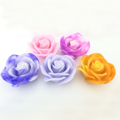 Cinco flores artificiais coloridas em formato de rosa