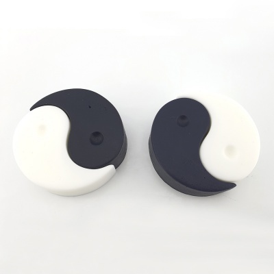 Suportes para fios yin-yang preto e branco sobre fundo branco