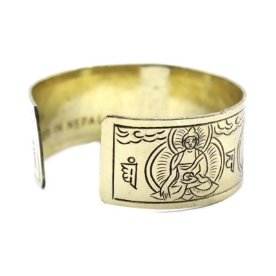 Pulseira dourada com figura gravada e texto MADE IN NEPAL