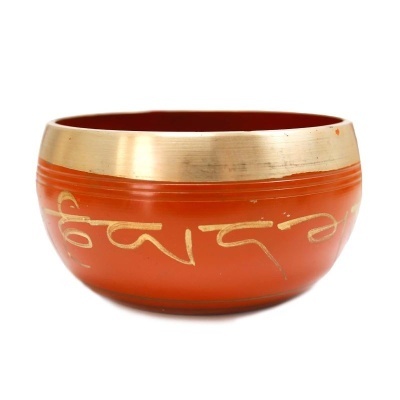 Taça metálica vermelha com borda dourada e inscrição dourada