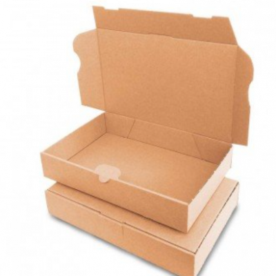 Caixa de cartão castanha clara aberta sobre outra fechada