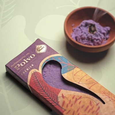Embalagem de incenso premium com design de folhas e incenso em pó roxo num recipiente castanho