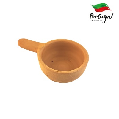 Tigela de barro com cabo em fundo branco e logótipo Portugal