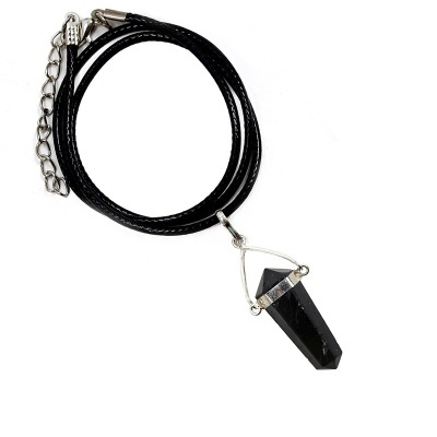 Colar com cordão preto e pingente de pedra preta facetada