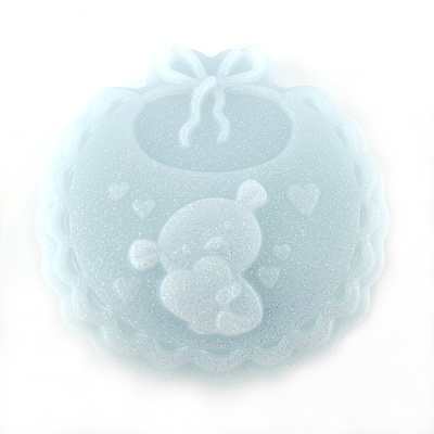 Babete de silicone azul claro com hipopótamo em relevo e corações