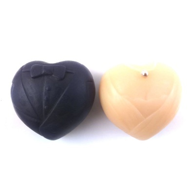 Dois corações decorativos, um preto com padrão de fato e outro bege claro com botão prateado