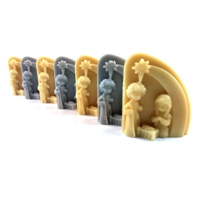 Figuras decorativas natalícias bege e cinza com crianças, estrela e arco-íris em fila