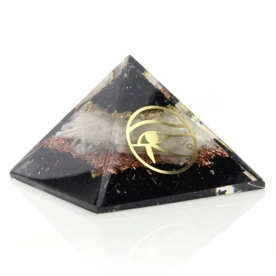 Pirâmide decorativa de resina com símbolo dourado de olho estilizado