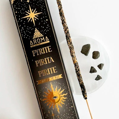 Kit de incenso Pyrite com decoração dourada e cristais pretos