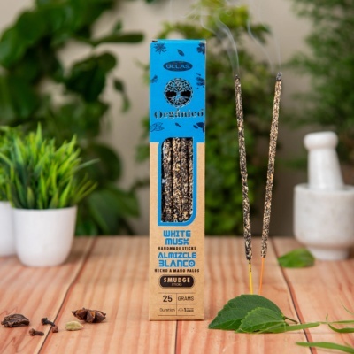 Incensos orgânicos White Musk em pau com embalagem azul e castanha sobre mesa de madeira