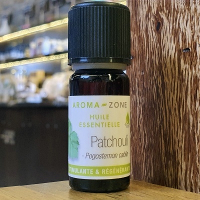 Frasco de óleo essencial Patchouli AROMA ZONE em vidro escuro com rótulo branco e verde