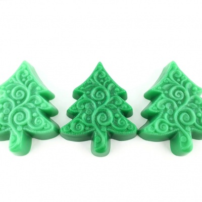 Três sabonetes verdes em forma de árvore de Natal com textura espiral