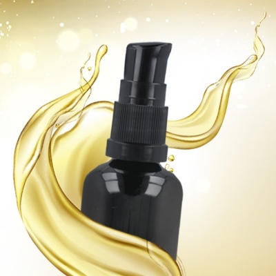 Frasco preto com doseador e líquido dourado em fundo claro