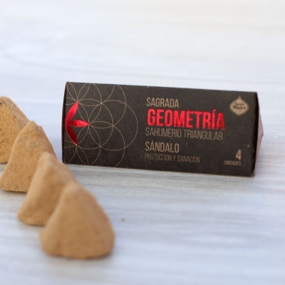 Caixa preta de incenso triangular Sagrada Geometría com cones de incenso marrons à frente