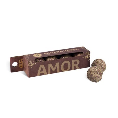 Pacote castanho de bombitas herbais e duas bombitas redondas junto ao pacote