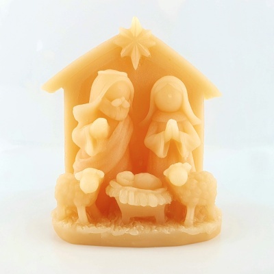 Presépio em cera com Maria, José, bebé Jesus, ovelhas e casa ao fundo