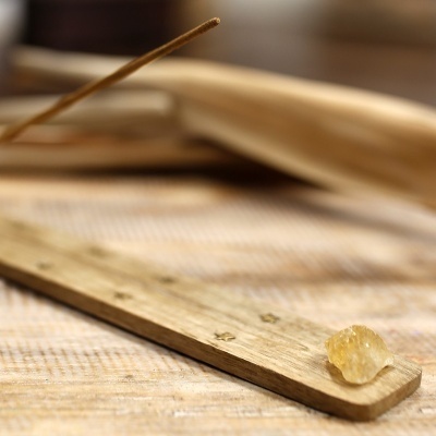 Incensário de madeira clara com pau de incenso e resina