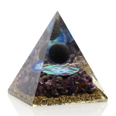 Pirâmide decorativa com esfera preta, cristais roxos e partículas douradas