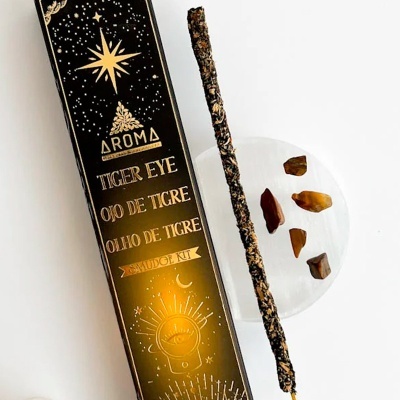 Kit smudge com vara de incenso e pedras de olho de tigre em caixa decorativa preta com dourado