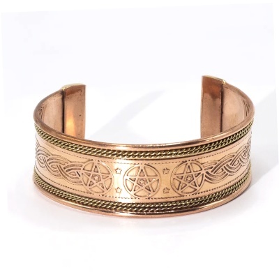 Pulseira de metal cobre com pentagramas gravados e desenho entrelaçado