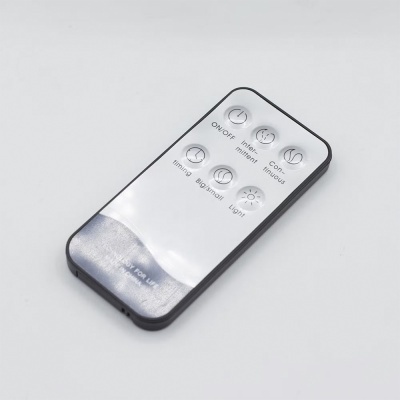 Comando remoto branco com botões transparents e texto em inglês