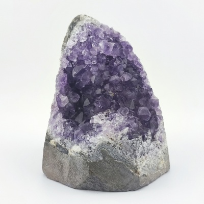 Geoda de ametista com cristais violetas e base de pedra cinzenta