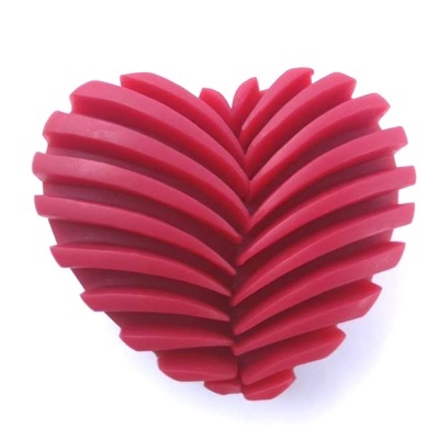 coração vermelho com ranhuras, material macio sobre fundo branco