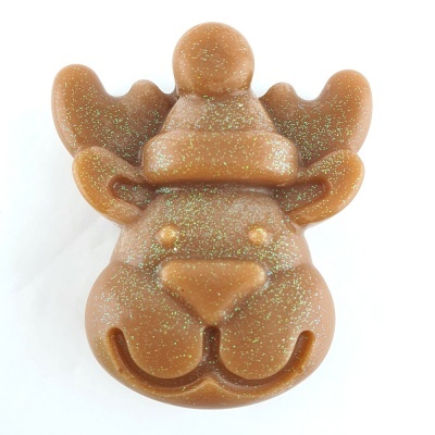 Figura decorativa de cabeça de rena castanha com glitter verde e chapéu de inverno em fundo branco