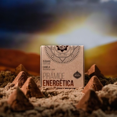 Caixa de produto com texto e pequenas pirâmides de terra ao redor