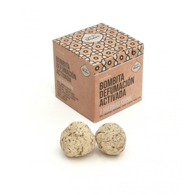 Caixa de papel reciclado castanha com padrão decorativo e duas bolas de defumação bege