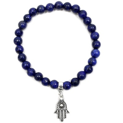 Pulseira de contas azuis com pendente de mão prateada