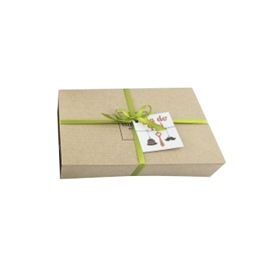 Caixa de presente em cartão com fita verde e cartão anexo com ilustrações