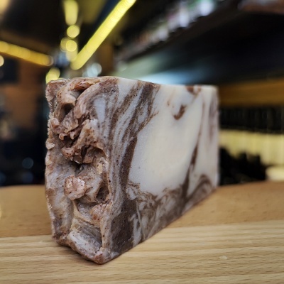 Barra de sabonete artesanal com padrão marmoreado em creme e castanho