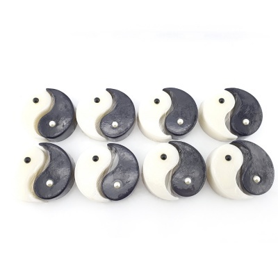 Oito velas yin-yang em preto e branco sobre fundo branco
