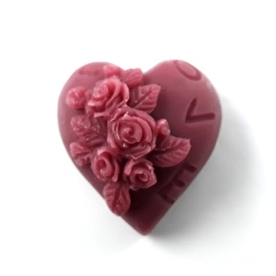 Coração vinho com flores em relevo e a palavra LOVE