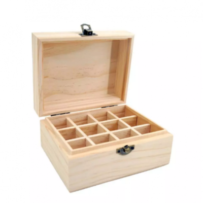 Caixa organizadora de madeira com divisórias e tampa aberta