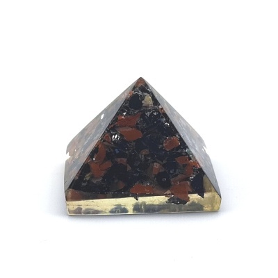 Piramide em pedra preta com manchas vermelhas e base dourada