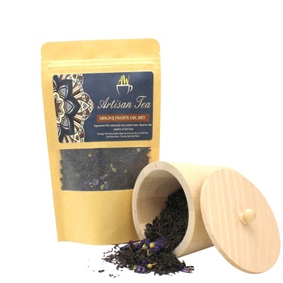 Pacote de chá Artisan Tea com recipiente de madeira e folhas de chá preto com flores