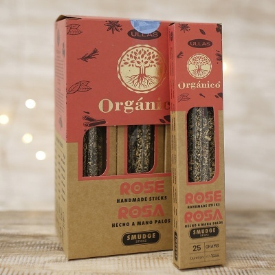 Caixas de incensos Orgânico ULLAS com bastões de rosa, embalagem em cartolina marrom e vermelha