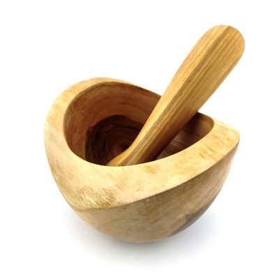 Pilão e almofariz em madeira clara com textura natural