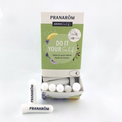 Produto Pranarôm cápsulas brancas em caixa branca e verde com texto multilingue