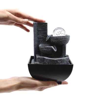 Fonte decorativa interior em pedra artificial cinzenta escura com tigelas e esfera translúcida