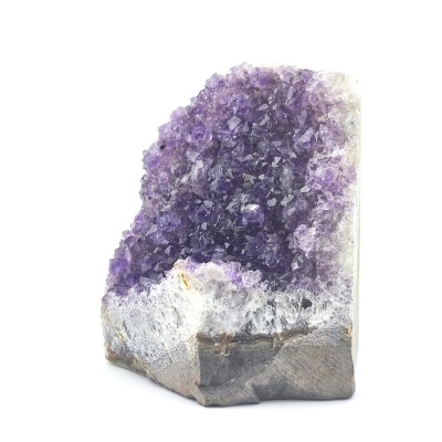 Geodo de ametista com cristais roxos em base cinzenta