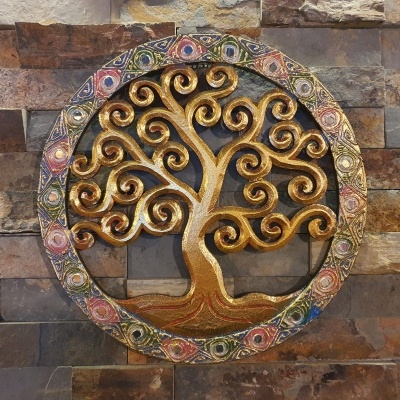 Decoração em relevo de árvore dourada com moldura colorida numa parede de pedra