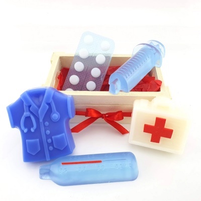 Sabonetes temáticos médicos em diversas formas e cores com caixa de madeira
