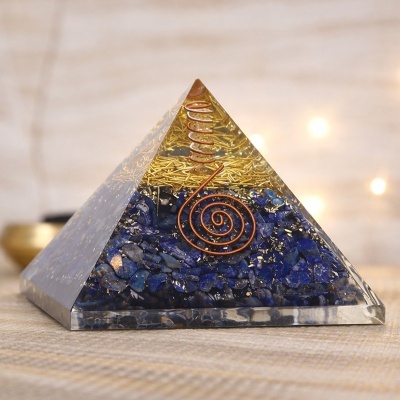 Pirâmide decorativa em resina com pedras azuis e espiral de cobre