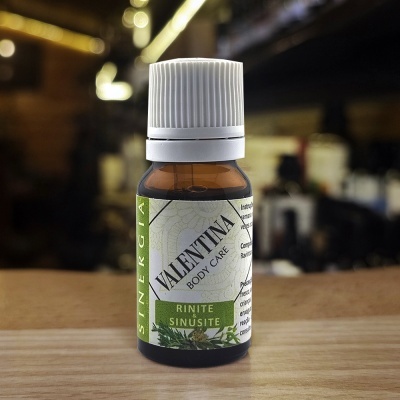 Frasco de vidro âmbar com rótulo verde e branco para cuidados corporais